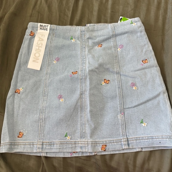 Tinseltown Dresses & Skirts - Tinseltown Light Blue Embroidered Denim Skirt